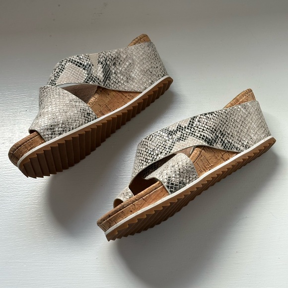 Donald Pliner- Elegant Snakeskin Patterned Women's Sandals - Picture 3 of 4